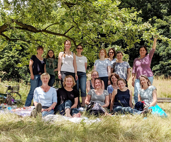 Gruppenfoto der Mitarbeitenden beim Engagement-Tag auf der Streuobst-Wiese.