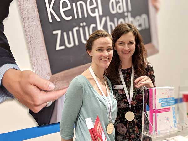 Foto von 2 Mitarbeiterinnen des Verlag an der Ruhr auf der didacta-Messe.