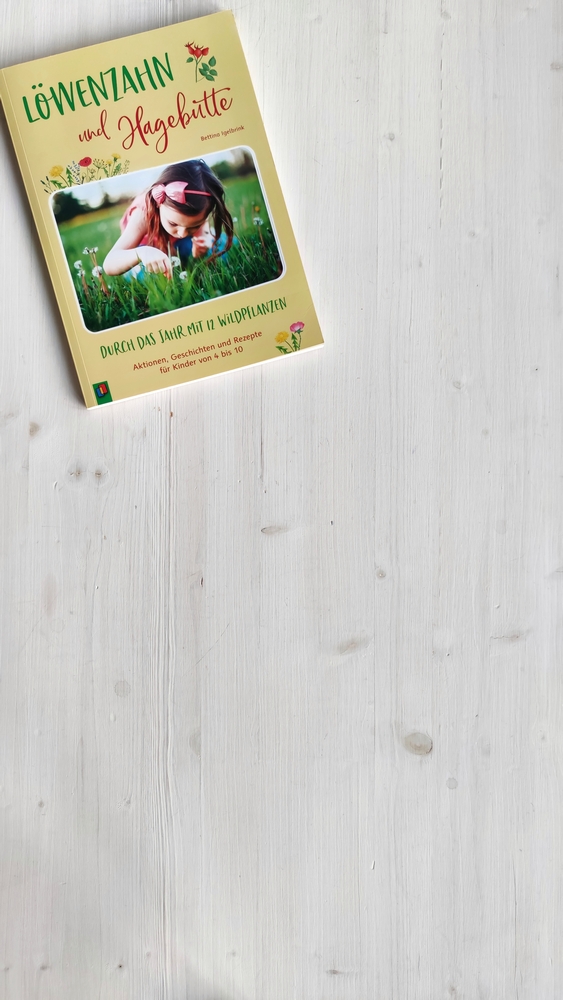 Löwenzahn und Hagebutte – Durch das Jahr mit 12 Wildpflanzen Löwenzahn und Hagebutte – Durch das Jahr mit 12 Wildpflanzen