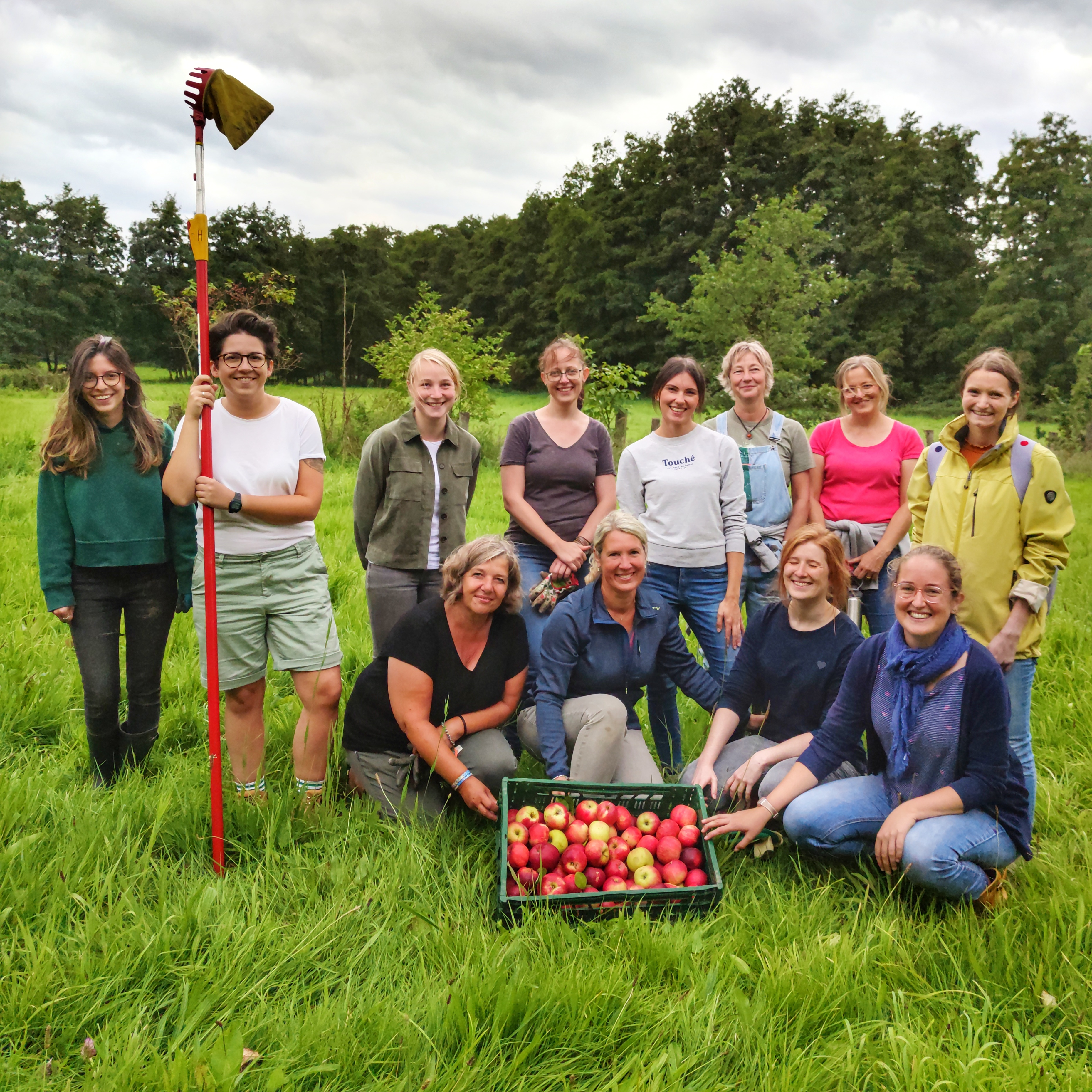Gruppenfoto der Mitarbeitenden beim Engagement-Tag bei der Apfelernte.